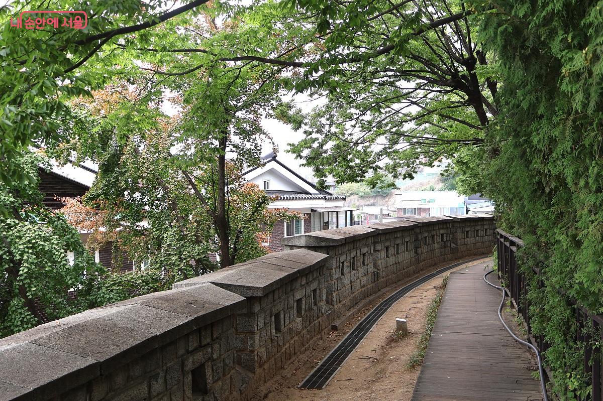 성곽과 어우러진 옛집들의 모습이 정겹다. ©이봉덕