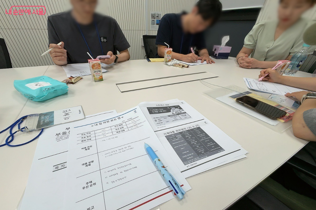 상담사의 안내에 따라 청년들이 ‘내 집 마련 로드맵’을 작성했다. ©이혜린