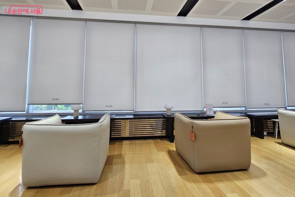 1인 소파와 1인용 테이블로 구성된 &lsquo;영감의 소파&rsquo; 프로젝트 &copy;최정윤