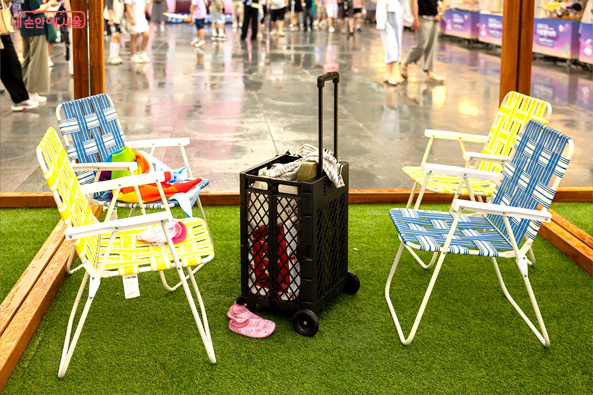 시민이 직접 채운 여름 공간, 개인 짐과 의자를 볼 수 있다. ©장신자