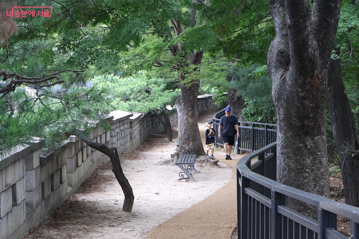 아이와 아버지가 도란도란 이야기하며 산책하고 있다. ©이봉덕