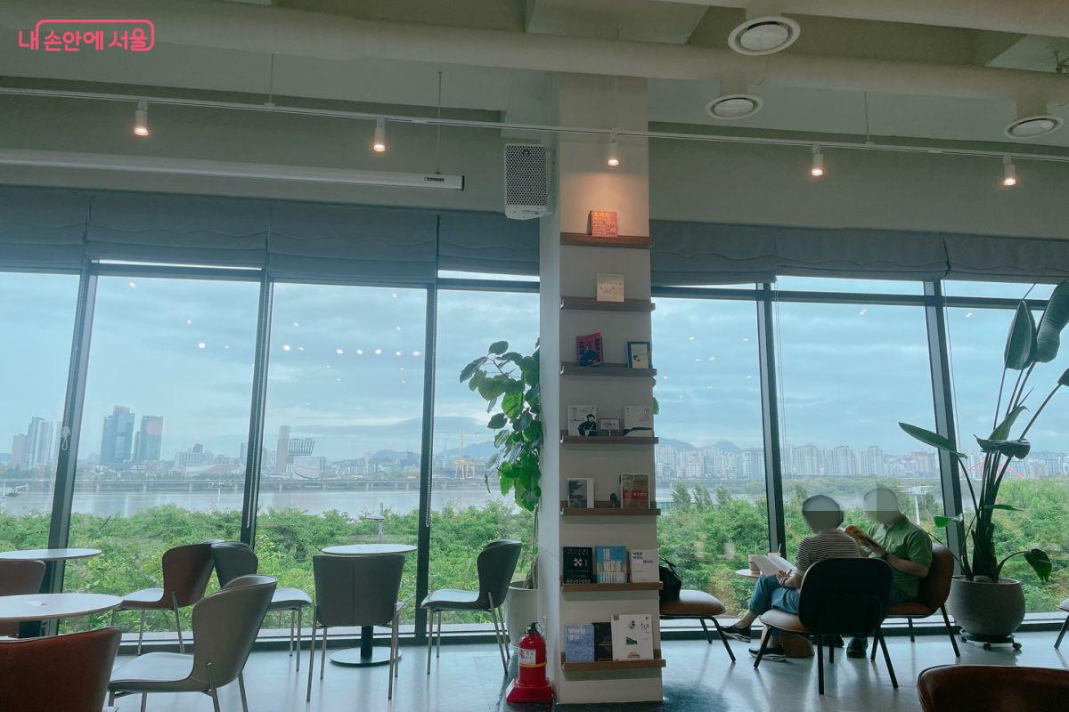 강변서재에서 머무르는 시간은 2시간 이내로 제한돼 있다. ⓒ노윤지