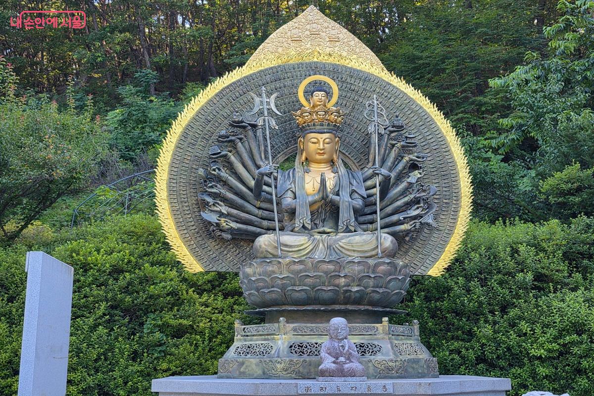 수락산 동막골자연휴양림 인근에 사찰 네 개가 있는데, 그중 천수천안상이 있는 도선사 &copy;구정숙