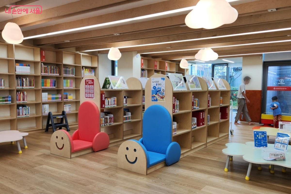지하 1층, 신발을 벗고 들어가는 유아자료실 &copy;김미선