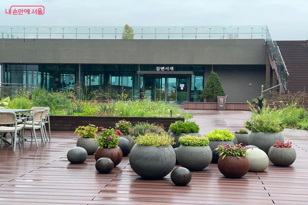 강변서재 입구의 모습 ⓒ노윤지