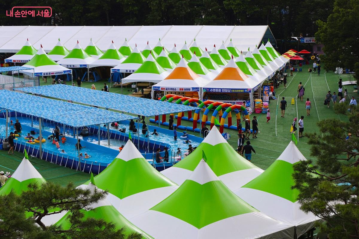 워터파크 수영장 유수풀 옆에 조성된 텐트 쉼터와 평상 쉼터, 돗자리 존, 파라솔 쉼터