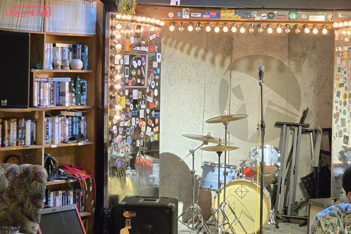 지하 1층 라이브 공연 무대 옆에는 벽면을 가득 채운 책들이 있다. ©장미화