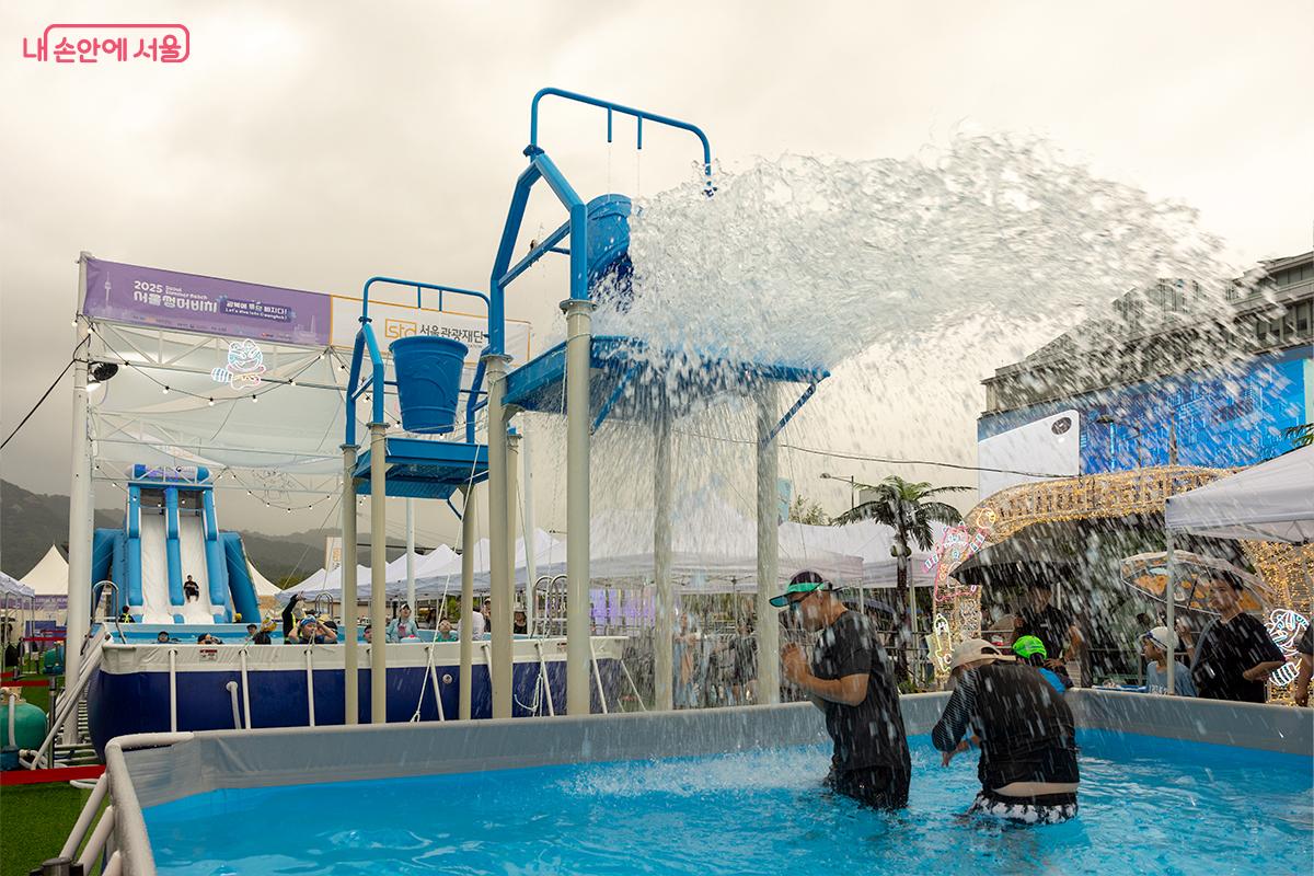 물과 웃음이 넘치는 도심의 축제 ‘2025 서울썸머비치’가 개장했다. ©장신자