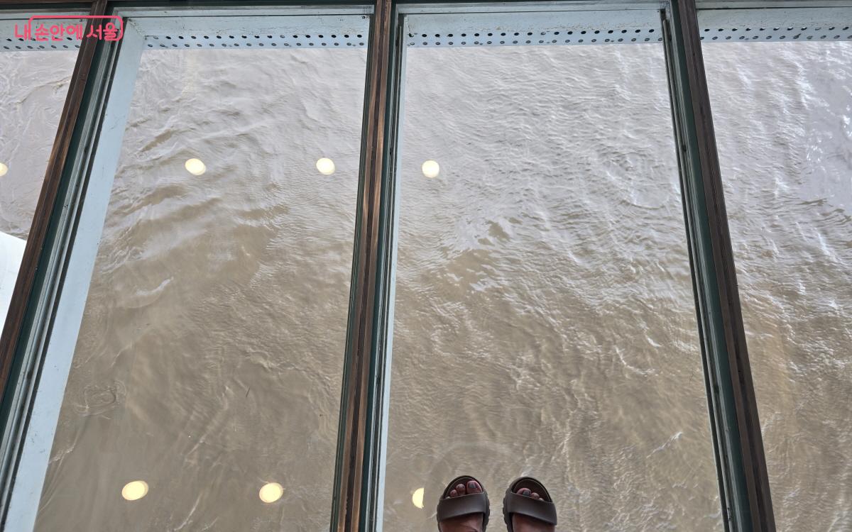 바닥 유리 위에서 인증 사진을 찍는 등 각자의 방식으로 이곳을 즐기고 있다. ©염지연