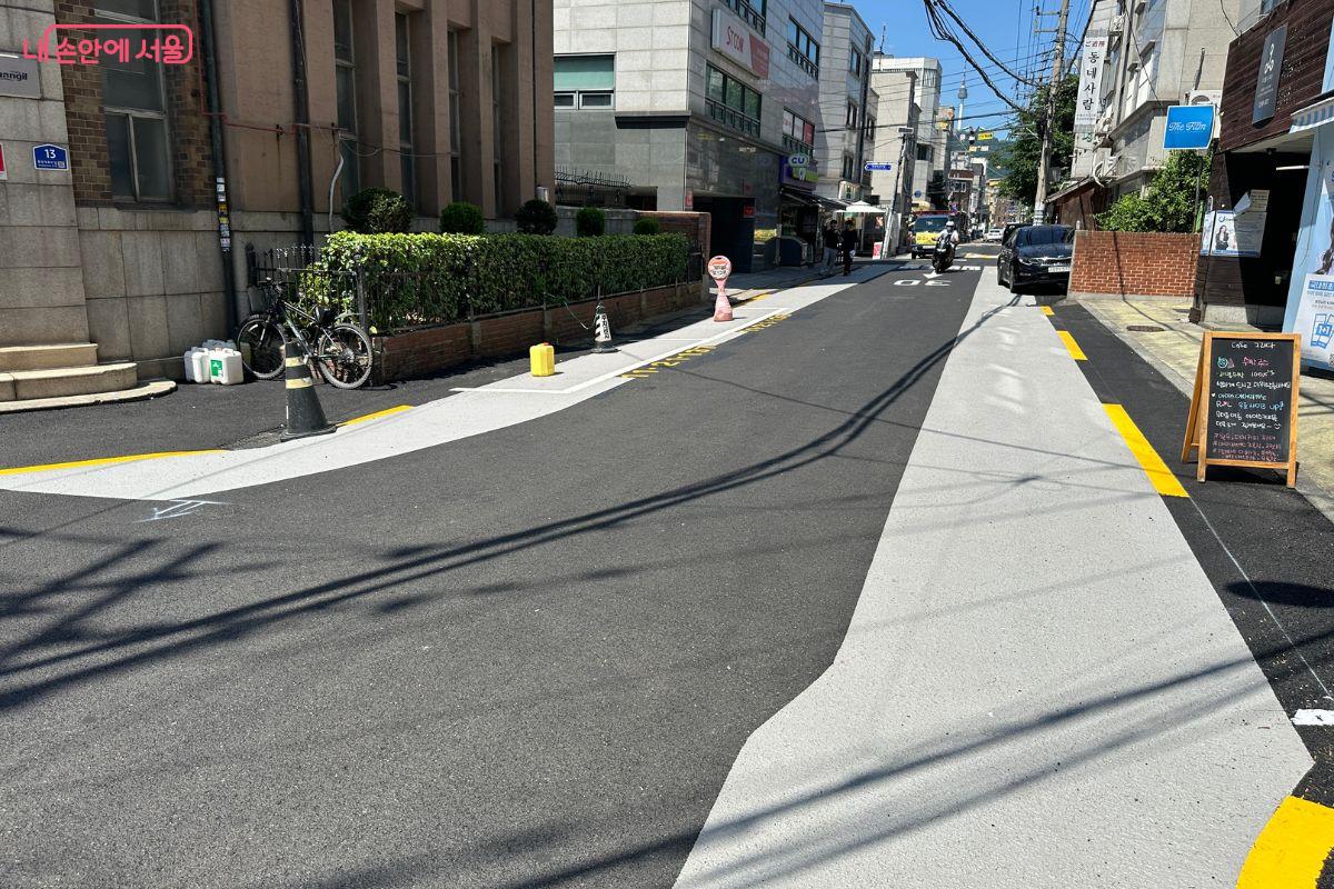 자동차의 통행이 많은 곳은 회색 페인트로 인도를 표시했다. &copy;김재형