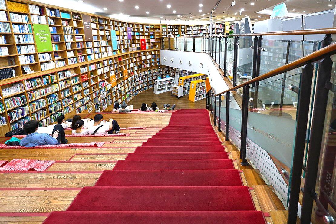 더워도 '집콕'은 싫다면? '국민의 도서관'된 서울도서관으로 북캉스!