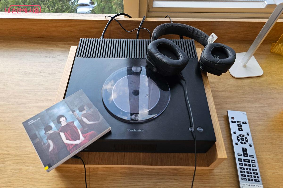 음악을 감상할 수 있는 CD 플레이어가 비치되어 있다. ©홍혜수