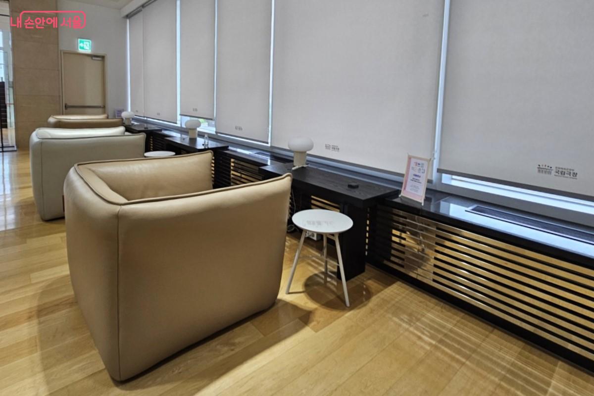 &lsquo;영감의 소파&rsquo; 프로젝트라 이름 붙여진 1인용 창가 자리 &copy;최정윤