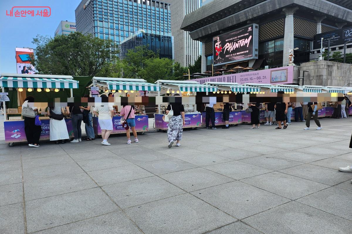 플리마켓 제품들을 구경하는 시민들 &copy;이소현