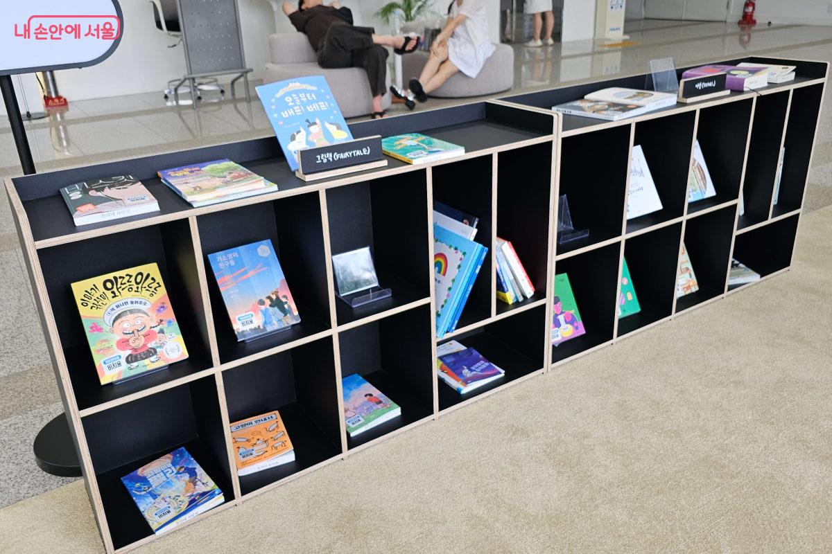 다양한 여행 책들이 구비되어 있었다. ©홍혜수