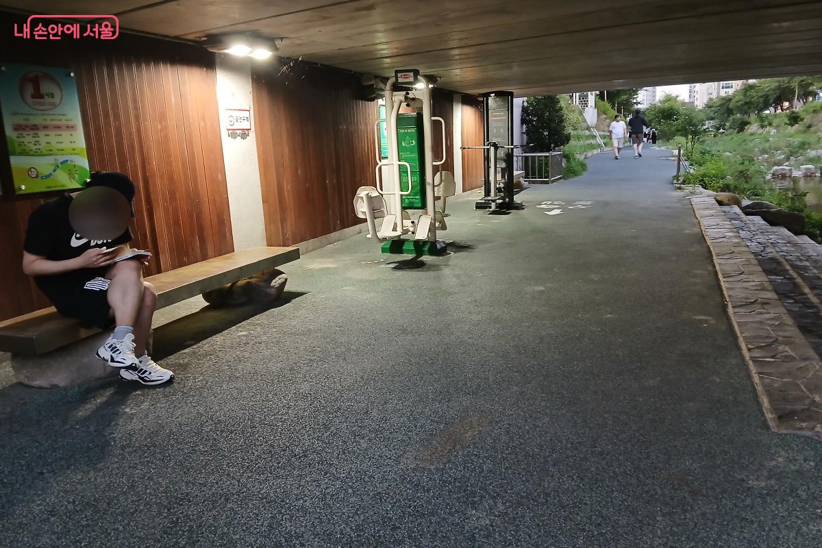 더위를 피하기 좋은 다리 아래에서 독서를 하고 있는 시민도 있다. &copy;최은영 