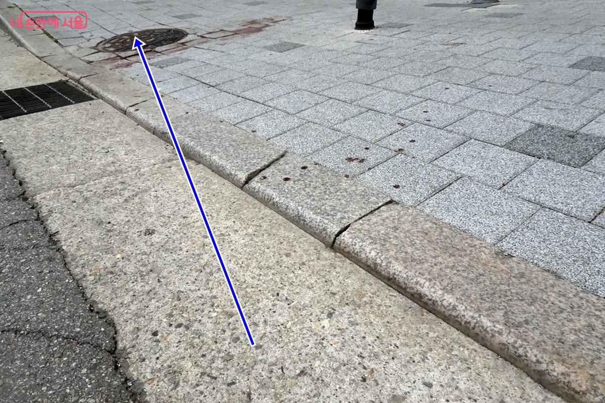 자전거 단차 사고는 둔턱을 비스듬히 넘어갈 때 미끄러지면서 발생한다. ⓒ김종성