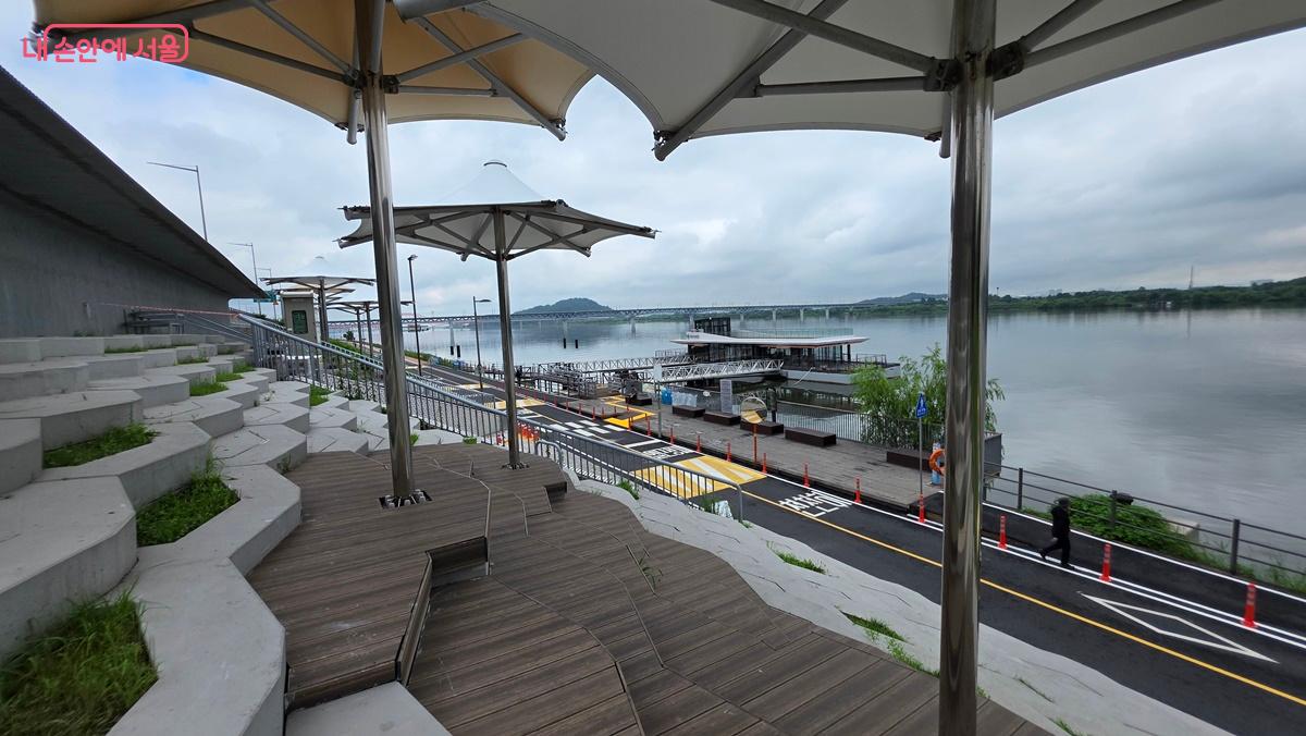 마곡선착장은 강서한강공원 관람대 쉼터와 연결되어 있어 편리하다. ©최용수