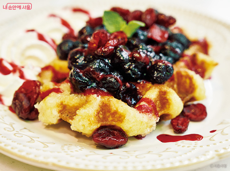 리에주식 와플 위에 세 가지 베리를 올린 상큼하고 달콤한 트리플 베리 와플.