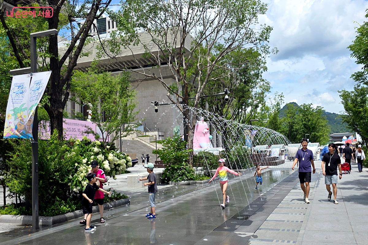 광화문 분수에서 즐겁게 노는 아이들 ©김윤경