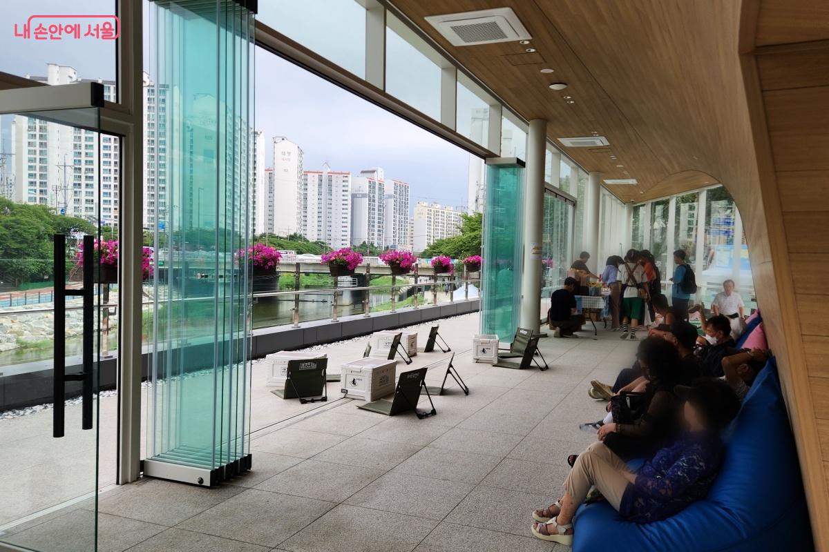 빈백에 앉아 여유로운 시간을 보낼 수 있는 쉼터다. ©김미선