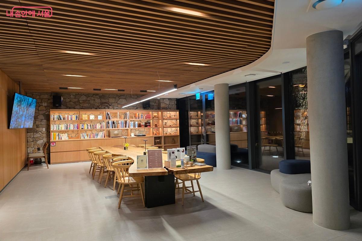 카페 책장에 대여 가능한 음반과 보드 게임이 구비돼 있다. &copy;구정숙