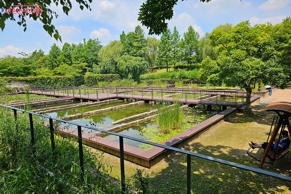 과거 물을 정화하던 공간이었던 선유도의 기억과 풍경을 예술적으로 표현한 시설들이 주변의 자연과 어울려 아름다운 풍경을 만들어낸다. ©이혜숙