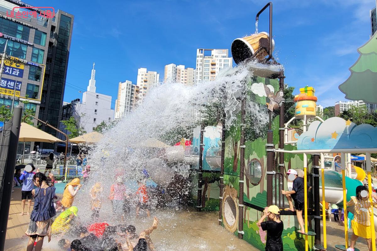 바구니 밑에서 조금만 기다리면 시원한 물폭탄이 떨어진다. ©김민지