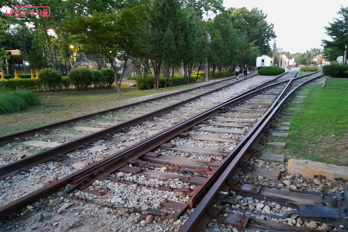 철길을 자유롭게 걸을 수 있다. &copy;강성희 