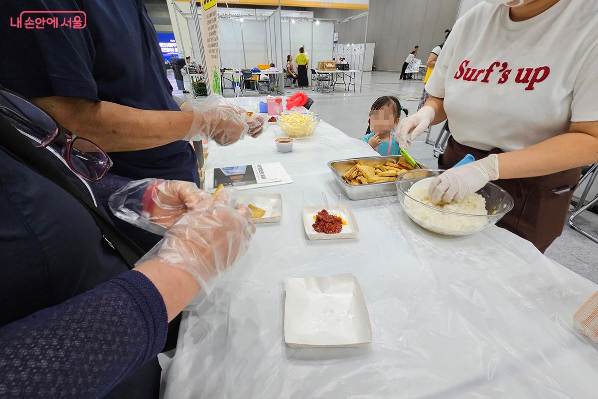 ‘북한 음식 만들기’ 부스에서 직접 음식을 만들며 탈북자들의 애환을 함께 느꼈다. ©이혜숙