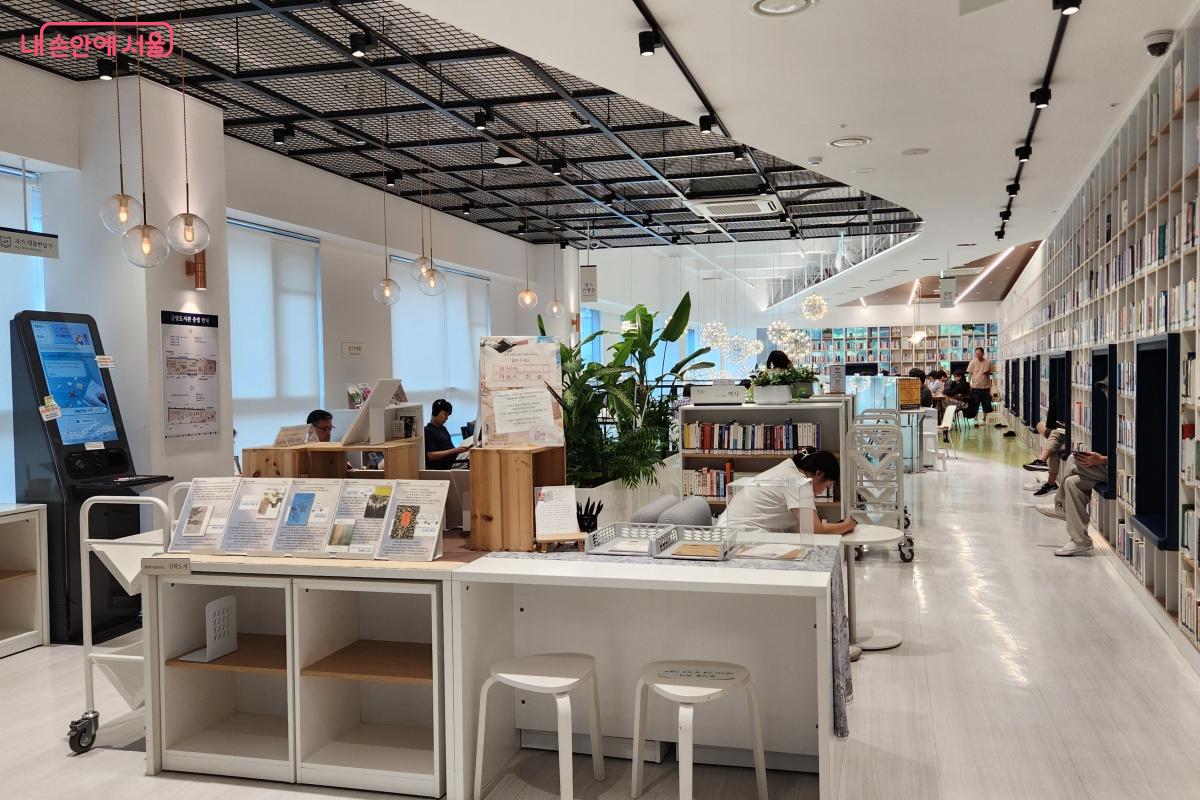 쾌적하고 시원한 도서관을 방문해 시간을 보내는 주민들이 늘고 있다. ©김미선
