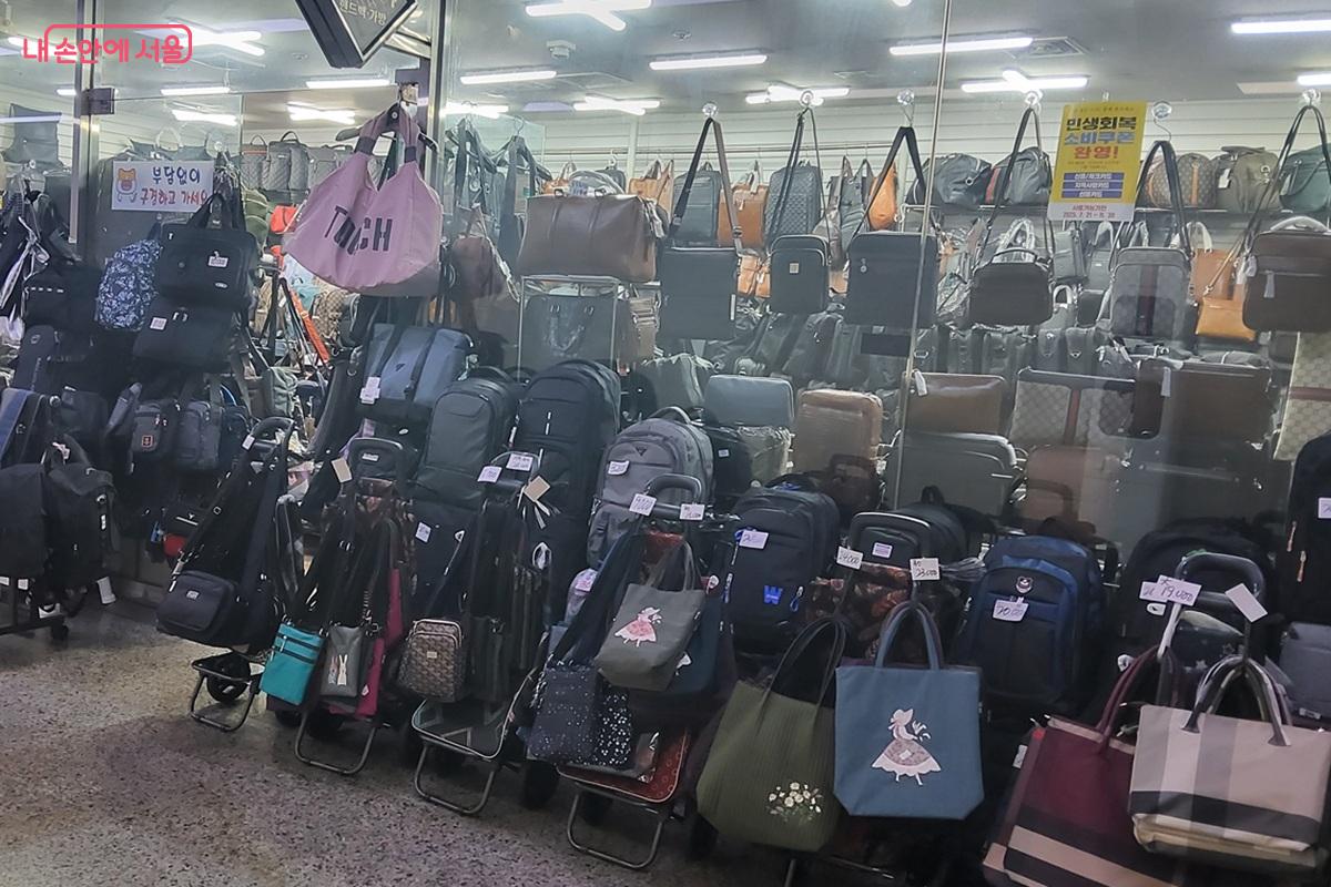 저렴한 가격에 품질 좋은 다양한 가방을 판매하는 가방 전문점 ©이상돈