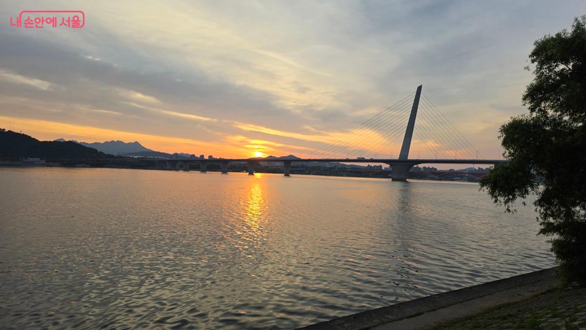 한강버스를 이용하면 서울의 아름다운 일출과 일몰 광경을 즐길 수 있다. ©최용수