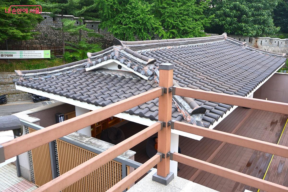 다산성곽길 아래 한옥으로 조성된 옥외 공간, 독서 쉼터 공유서가 ©이봉덕