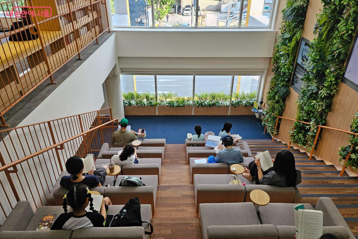편하게 독서할 수 있는 ‘모두의 거실’ ©홍혜수