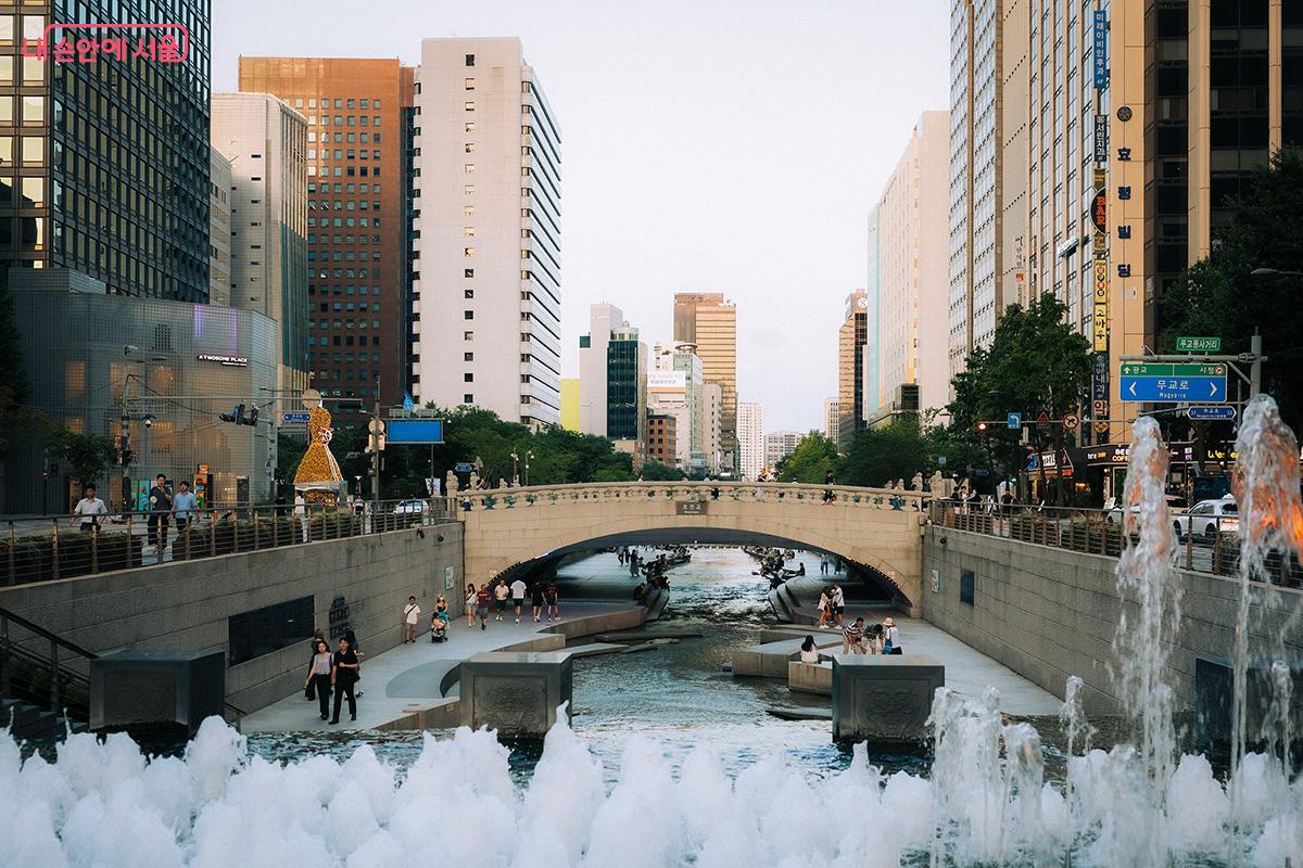 빛이 아름다운 여름날의 청계천 풍경(청계천 상류 모전교 일대) ©김아름