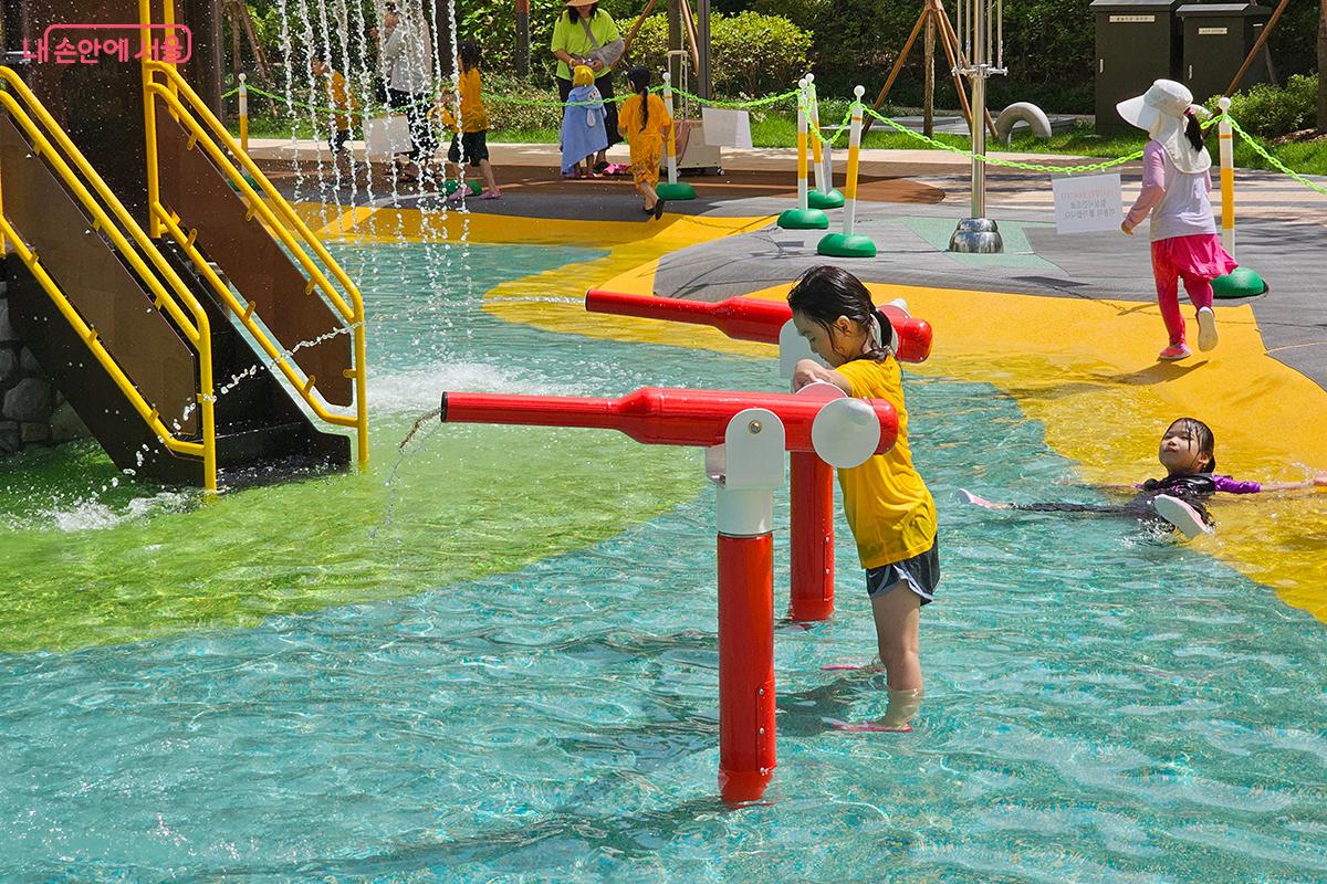 오동근린공원 물놀이터는 총 4,505.5㎡에 이르는 공원 면적 중 500㎡가 물놀이터로 조성되어 성북구 내 최대 규모를 자랑한다. ©정향선