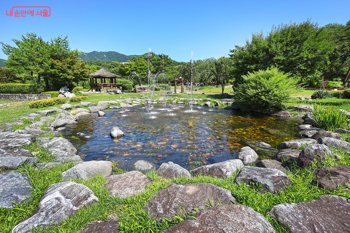고향정원에는 분수 연못도 꾸며져 있다. ©김주연