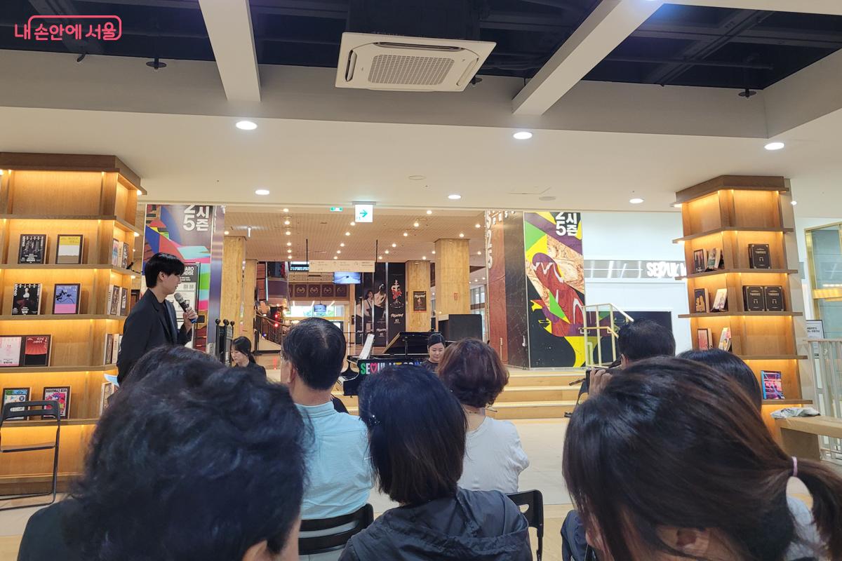 이재훈 지휘자의 해설을 들으며 음악에 몰두할 수 있었다. &copy;홍준서