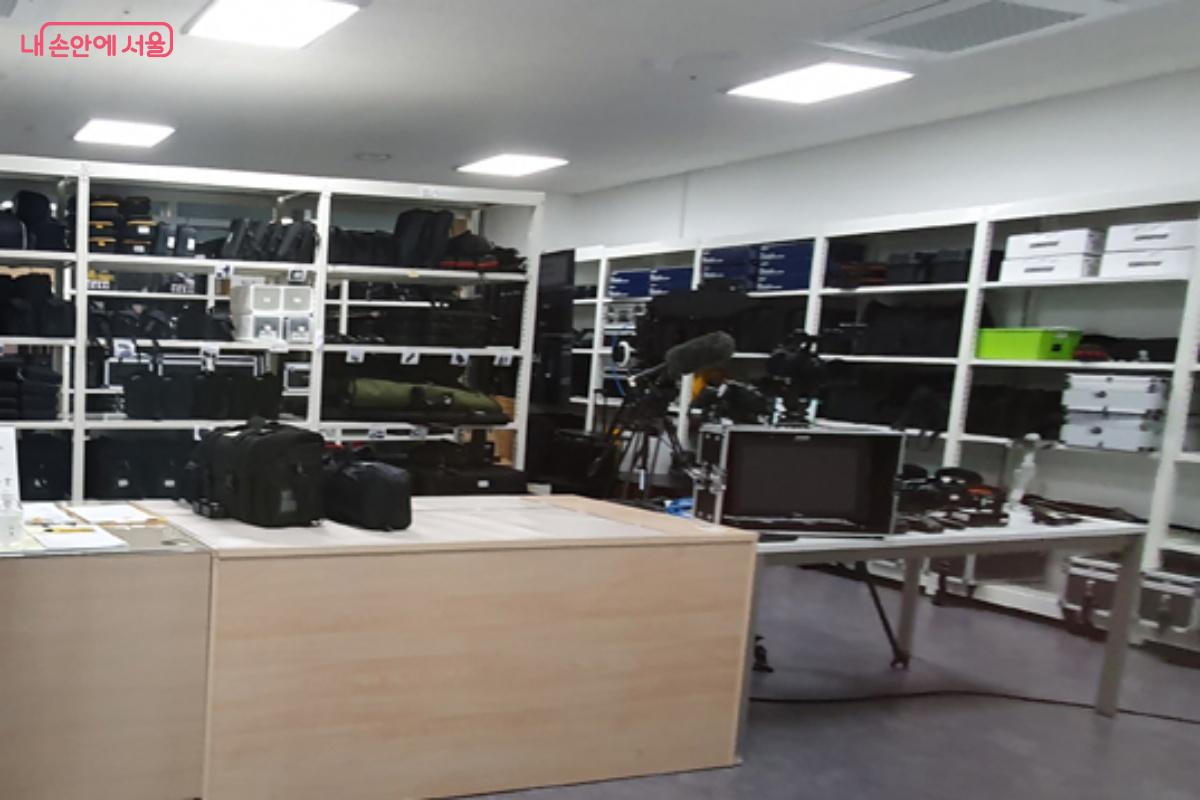 처음 영상을 제작하거나 고퀄리티 사진을 찍기 위한 카메라 등이 필요하다면 장비대여를 이용한다. ©김미선