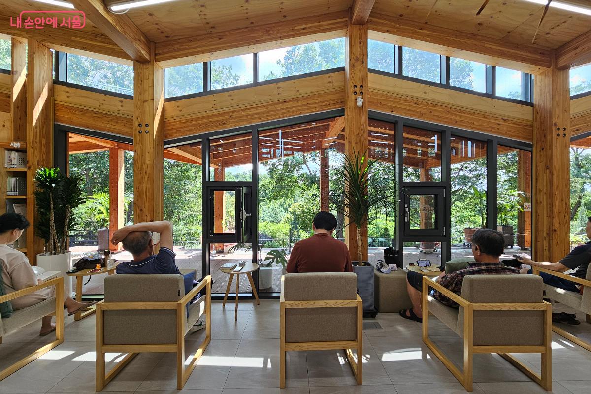 높은 창문이 마치 숲속 한가운데서 햇살과 함께 숨 쉬는 듯한 평화롭고 따뜻한 느낌을 선사한다. ©정향선