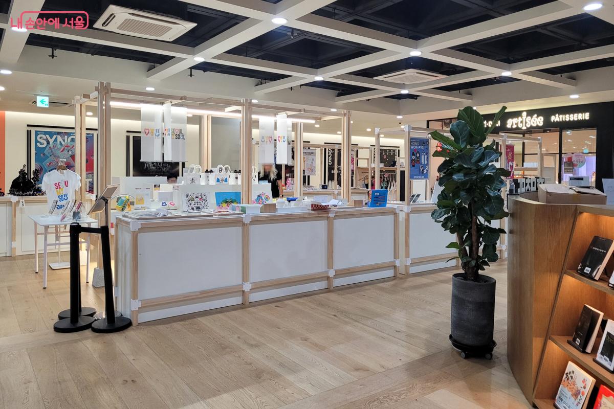 서울시 굿즈를 만날 수 있는 세종라운지 기념품 숍 &copy;홍준서