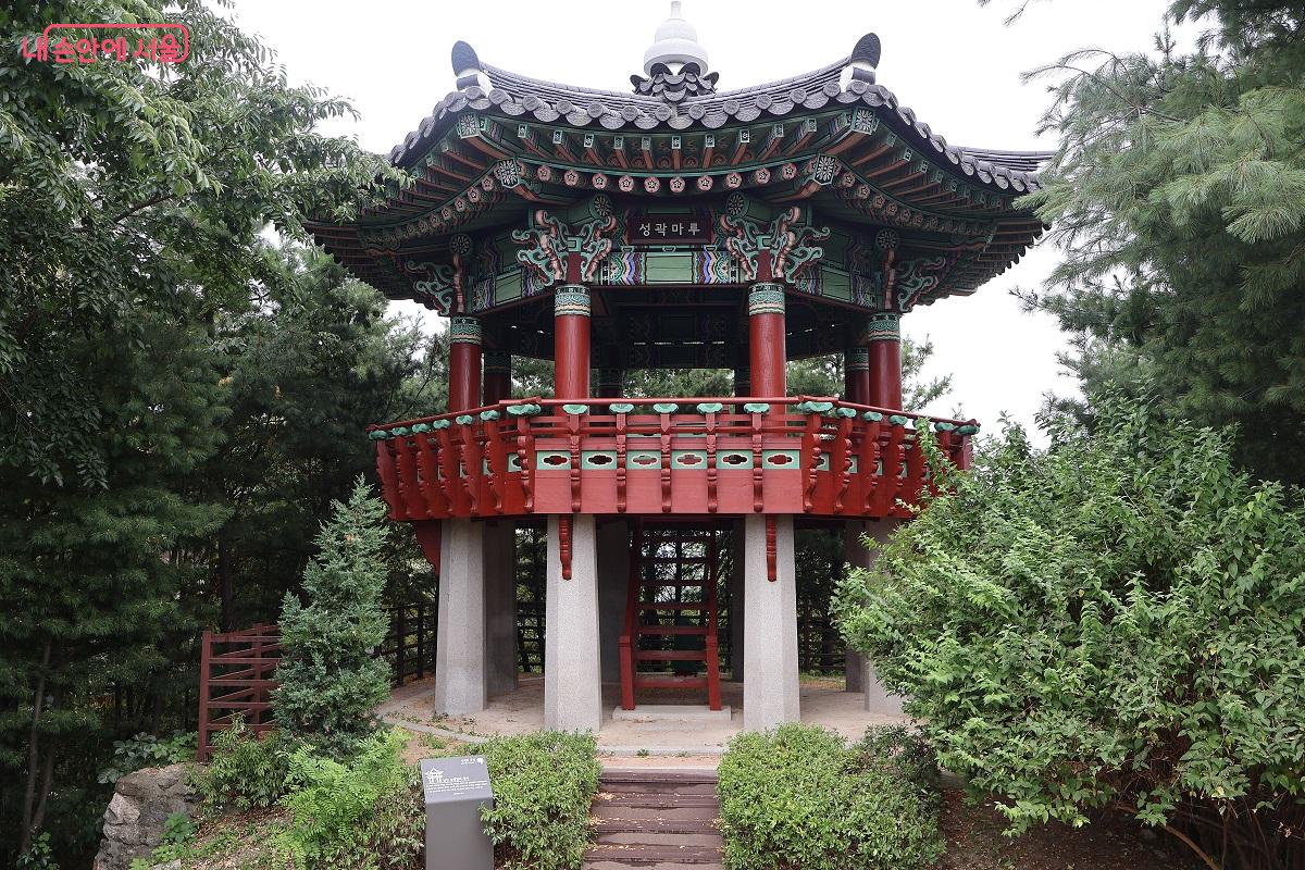 숲 속에 우뚝 솟은 팔각정 성곽마루 ©이봉덕