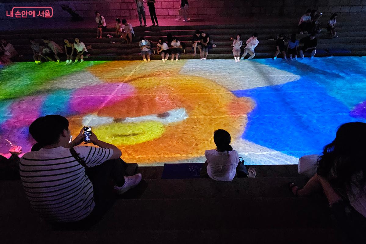 '앵그리버드'의 익살스런 표정이 물놀이 나온 시민들의 입가에 미소를 짓게 한다. ©정향선