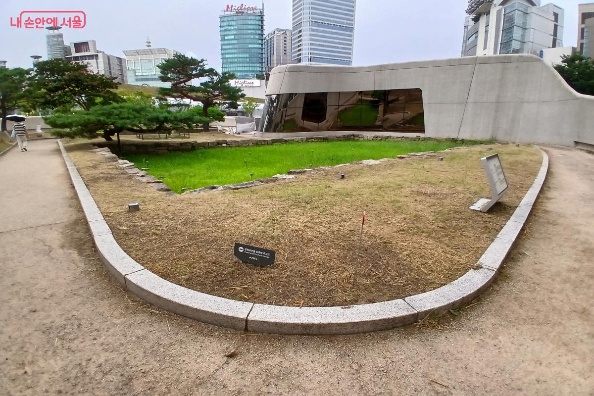 조선시대 유물들이 곳곳에 남아 있는 동대문역사문화공원 &copy;최은영 