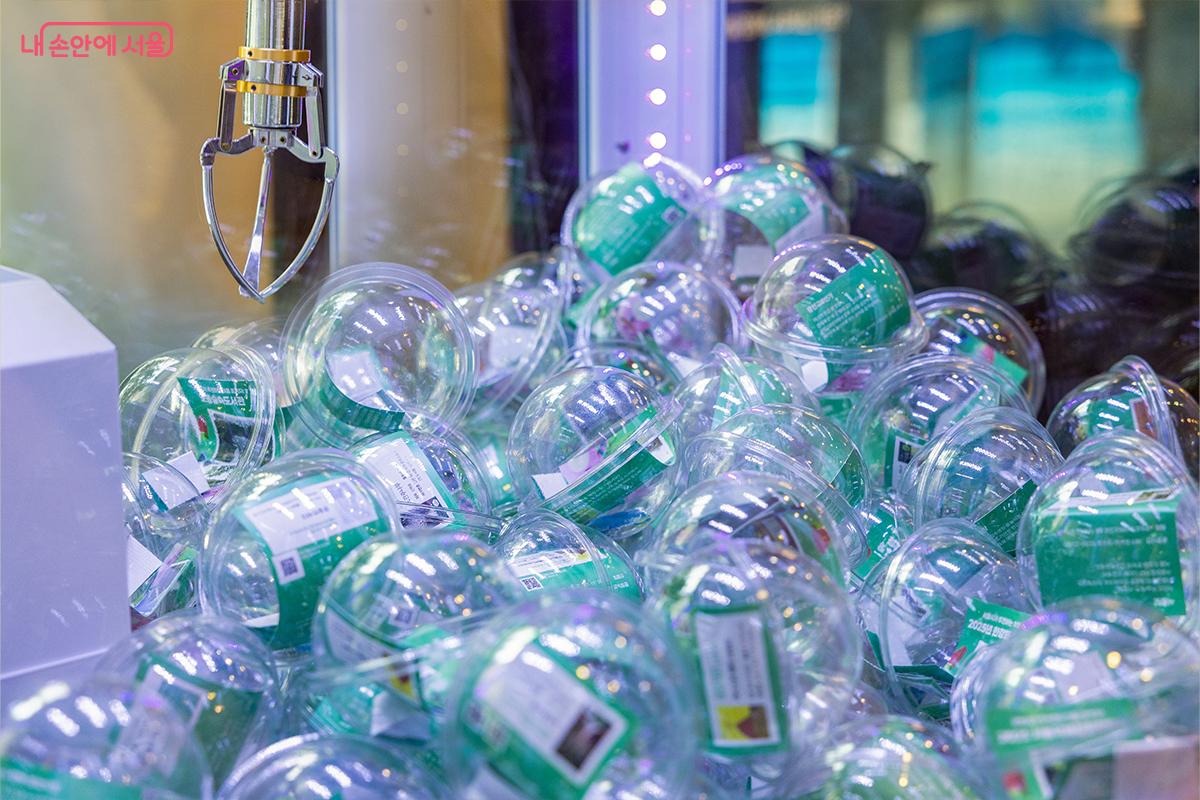 투명 캡슐이 가득한 뽑기 기계 안에는 서울 여름 여행의 예측 불가능한 재미가 담겨 있다. &copy;장신자