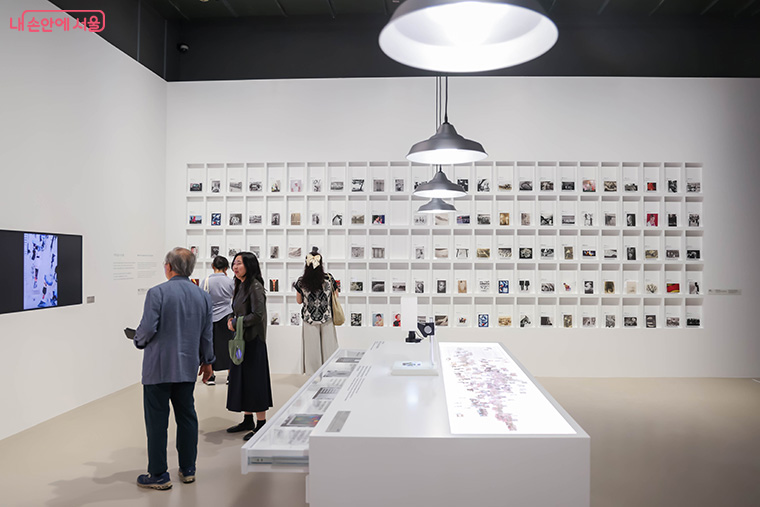 서울시립 사진미술관에서는 한국 사진 예술의 출발점과 현재를 조명하는 ‘광채 : 시작의 순간들’ 전시가 열린다.