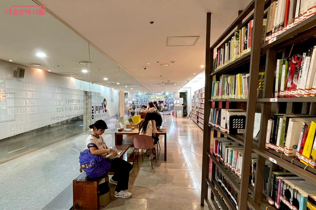 아카이브에서 쉬고 있는 시민들 모습 &copy;이종빈