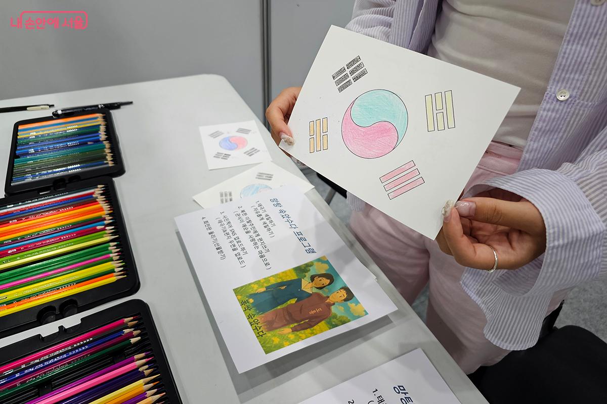 인기리에 방영된 드라마 <폭싹 속았수다>를 배경으로 태극기 그리기 코너도 열렸다. ©이혜숙