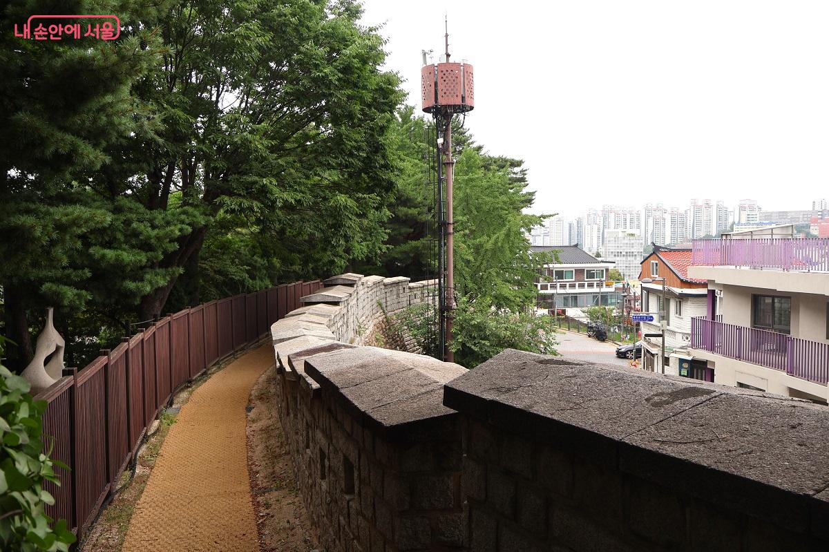 한양도성 다산성곽길에서 바라본 다채로운 서울 풍경 ©이봉덕